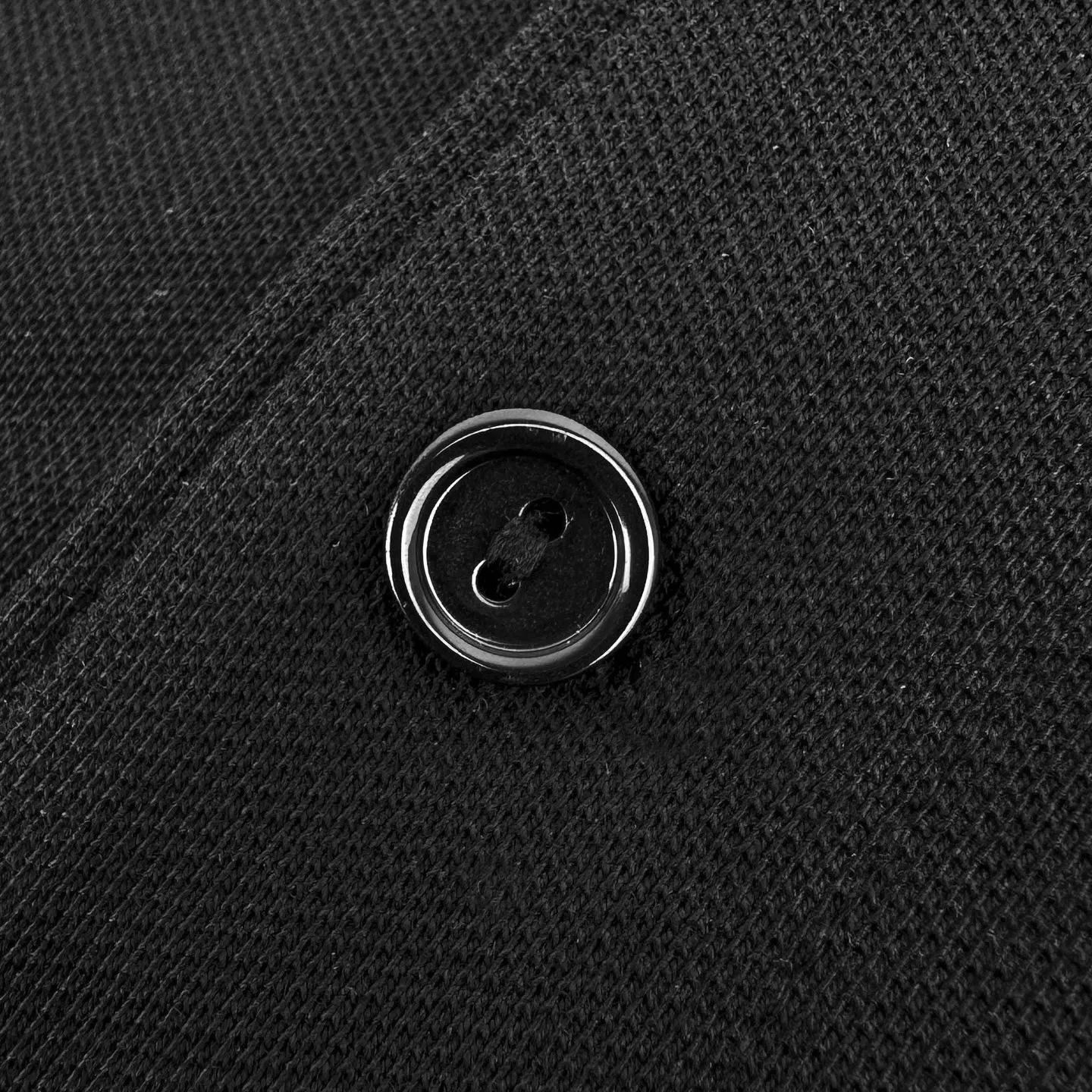 Lacoste crocodile logo Polo shirt (Black). The original version was purchased for 1,090. The fabric is made of custom-made glaze bee extract cotton. It is delicate, soft and comfortable. Breathable, soft black with a sense of breathing. Not heavy, not ostentatious. Use the calmest tones to interpret the French sense of relaxation. The iconic small crocodile jumps to the heart. On the pure black canvas, it outlines a low-key edge with a vivid attitude. Keep it simple. Use Black as the base and green crocodile as the print. It shows the texture and brand heritage in a low-key manner. It adopts the stamping process to make independent embroidered stamps through computer embroidery, and then positions them and sews them to fix it on the clothes. It has a strong three-dimensional effect, is strong and washable, has stable quality, and the fabrics have been washed with enzymes. It has a better hand feel and texture. It is not easy to deform, shrink or fade, and maintains long-term beauty. Size:S-M-L-XL